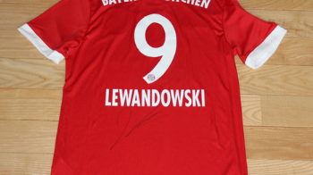 Koszulka Lewandowskiego na licytacji dla Marysii.png